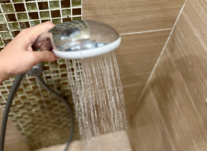 Thói quen tắm nước lạnh sau khi đi nắng về tiềm ẩn nguy cơ nhồi máu cơ tim, đột quỵ. Ảnh: Ngọc Phạm Thói quen tắm nước lạnh sau khi đi nắng về tiềm ẩn nguy cơ nhồi máu cơ tim, đột quỵ. Ảnh: Ngọc Phạm