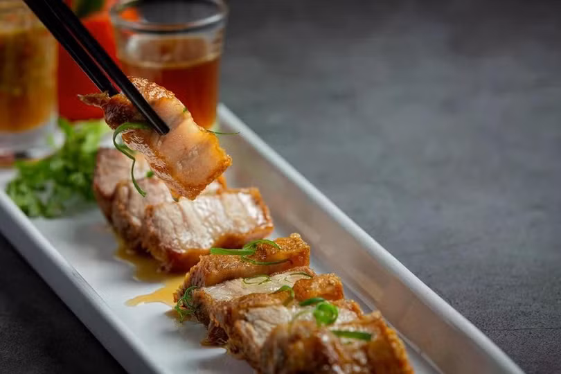 Thịt giàu protein, tốt cho sức khỏe nhưng nên ăn quá nhiều, đặc biệt là sản phẩm thịt chế biến sẵn. Ảnh: Freepik.