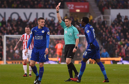 Vardy nhận thẻ đỏ thứ hai trong năm 2016. leicester thoat hiem du thieu nguoi va bi dan hai ban