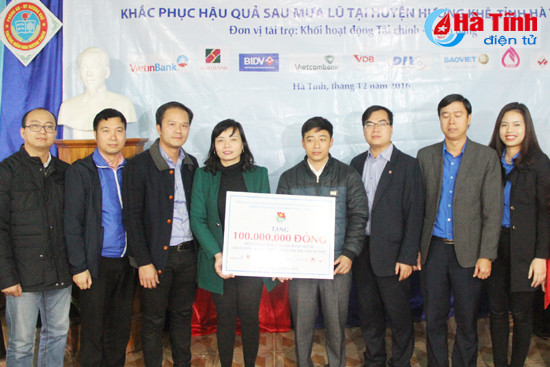 trao 100 trieu dong ho tro truong hoc khac phuc hau qua sau lu