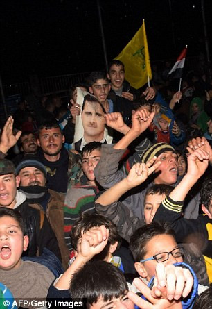 photo hang nghin nguoi dan aleppo do xuong duong an mung chien thang