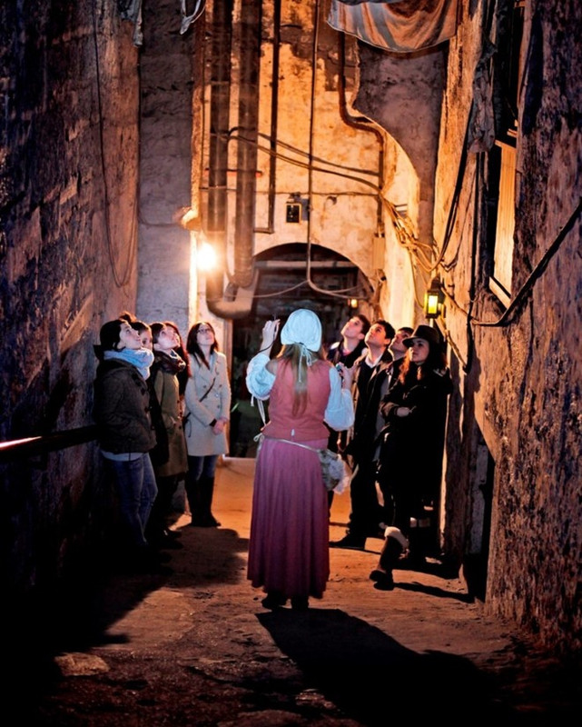 Năm 1753, người ta chôn vùi cả con phố và xây dựng thành phố mới bên trên. Từ đó, các tin đồn về ma quỷ bắt đầu xuất hiện. Hơn 250 năm sau, nơi này trở thành một điểm du lịch tái hiện sống động cuộc sống của người dân Scotland ở thế kỷ 18. Ảnh: Paul Dodds. dia dao cu chi vao top diem du lich ngam an tuong