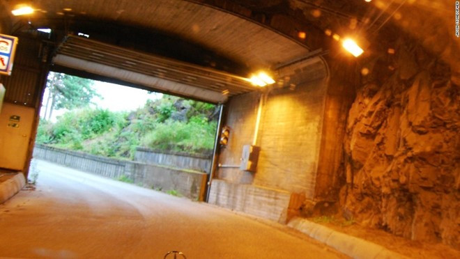 Spiralen (Nauy): Hầm đường bộ Spiralen được xây dựng năm 1961, gồm 6 đoạn xoắn ốc dài 1.649 m. Hầm dẫn tới một trong những cảnh đẹp ngoạn mục nhất ở thị trấn công nghiệp Drammen. nhung duong ham an tuong nhat the gioi