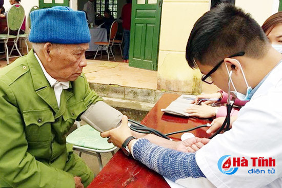 kham cap thuoc mien phi va trao qua cho nguoi dan huong khe