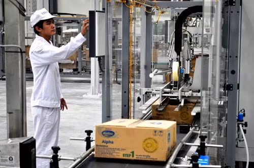 Sau chuyến xuất hàng đầu tiên đến Iraq, đến nay sản phẩm của Vinamilk đã xuất khẩu đi 43 nước trên thế giới. chuyen xuat ngoai dau tien cua vinamilk