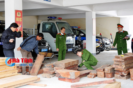 lien tiep bat giu xe tai xe khach cho gan 13 m 3 go lau