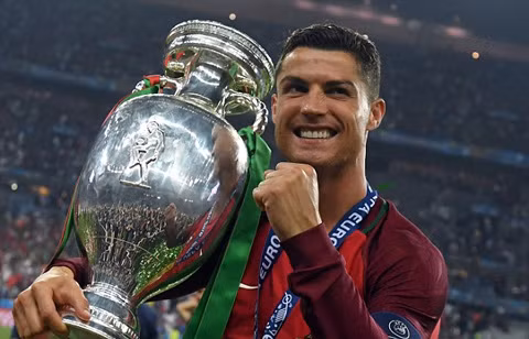 cristiano ronaldo lan thu 4 gianh qua bong vang