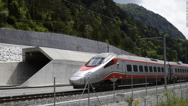 Gotthard Base (Thuỵ Sỹ): Đây là đường hầm dài và sâu nhất thế giới với độ dài 57 km, sâu 2.300 m. Hầm chạy dưới chân dãy Alps ở Thuỵ Sỹ. Tàu chạy qua hầm có thể đạt tốc độ 250 km/h và chỉ mất 20 phút để ra khỏi hầm. nhung duong ham an tuong nhat the gioi