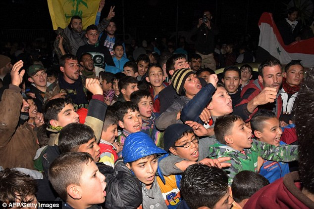 photo hang nghin nguoi dan aleppo do xuong duong an mung chien thang