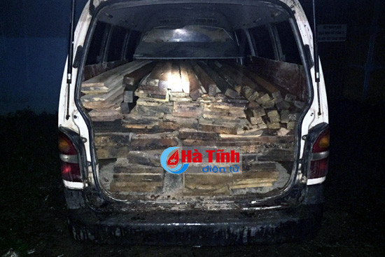 lien tiep bat giu xe tai xe khach cho gan 13 m 3 go lau