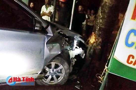 xe hop mat lai lao len via he nhieu nguoi thoat nan trong gang tac
