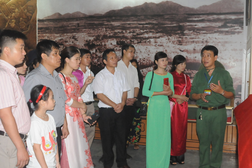 trang bi nghiep vu cho thuyet minh vien du lich bac trung bo