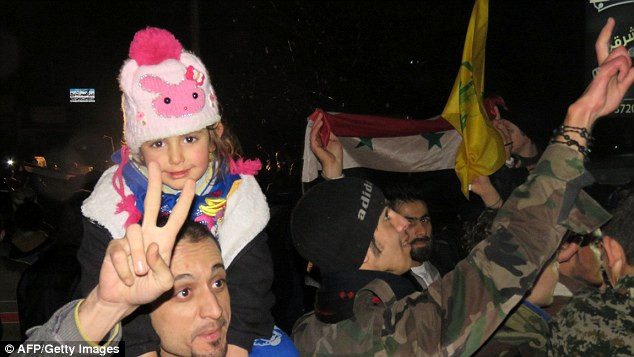 photo hang nghin nguoi dan aleppo do xuong duong an mung chien thang