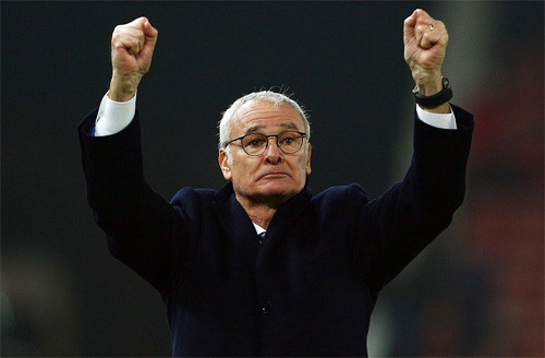 Claudio chung vui cùng các CĐV sau trận đấu giàu cảm xúc. leicester thoat hiem du thieu nguoi va bi dan hai ban