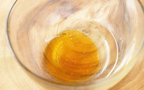 Hỗ hợp dầu dừa mật ong rất tốt cho việc dưỡng ẩm da. dau dua than duoc duong da kho mua dong