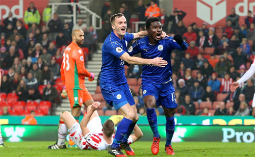 Amartey (phải) mừng bàn gỡ hoà cuối trận cho Leicester. Ảnh: LC. leicester thoat hiem du thieu nguoi va bi dan hai ban