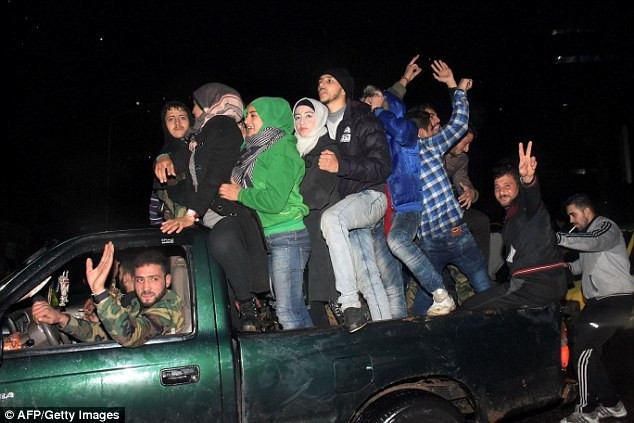 photo hang nghin nguoi dan aleppo do xuong duong an mung chien thang