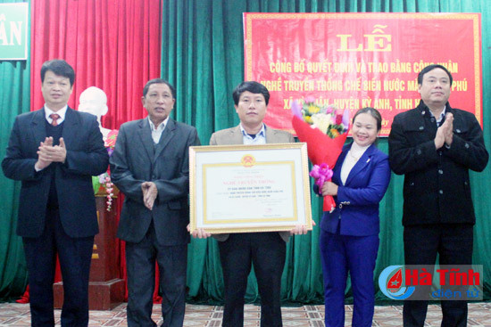 cong nhan lang nghe truyen thong nuoc mam xuan phu