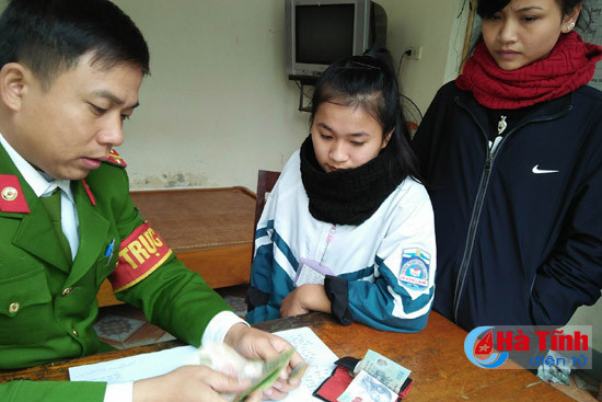 nhat duoc vi tien gan 10 trieu dong 2 nu sinh tim nguoi tra lai