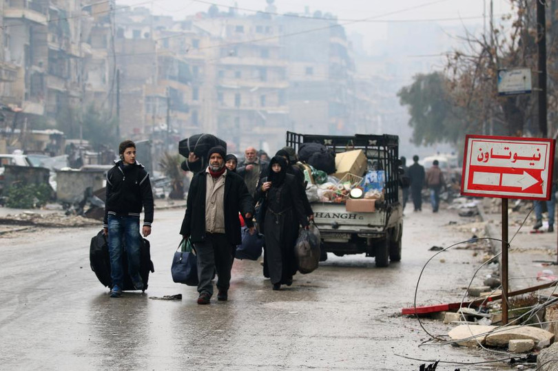 photo nguoi dan aleppo thao chay khoi vung chien su
