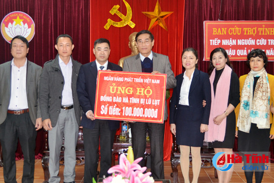 ngan hang phat trien viet nam trao ho tro 100 trieu dong