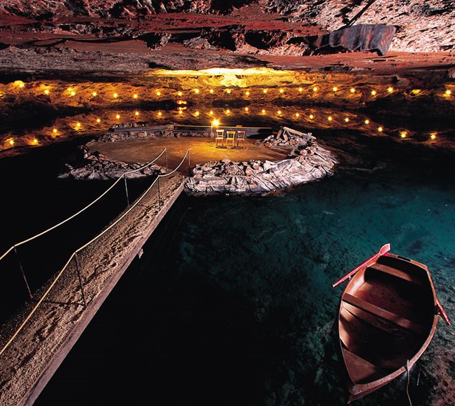 Mỏ muối Salzwelten (Áo): Xuất hiện từ khoảng 3.000 năm trước, khu hầm mỏ nằm ở dãy núi Alpes nay là một khu du lịch thu hút nhiều người tham quan. Ảnh: Salzwelten. dia dao cu chi vao top diem du lich ngam an tuong