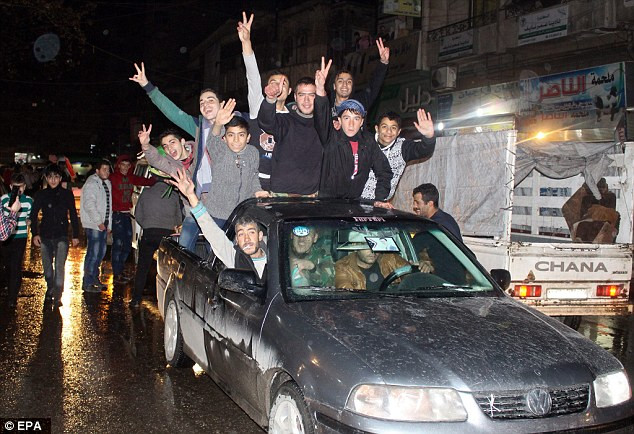 photo hang nghin nguoi dan aleppo do xuong duong an mung chien thang