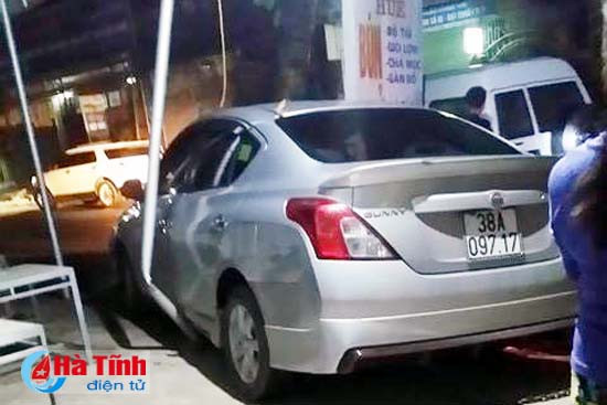 xe hop mat lai lao len via he nhieu nguoi thoat nan trong gang tac