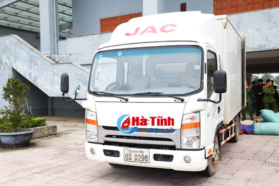 lien tiep bat giu xe tai xe khach cho gan 13 m 3 go lau