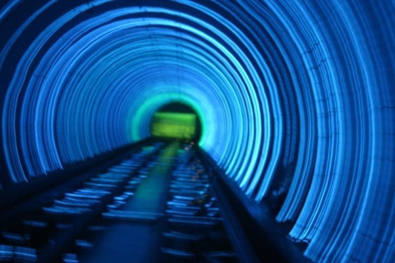 Bund Sightseeing (Trung Quốc): Một công ty từng cộng tác với Disney ban đầu được chọn thiết kế hầm Bund Sightseeing ở Thượng Hải này. Tuy nhiên sau đó, một công ty địa phương đã thắng thầu với thiết kế ánh sáng huyền ảo và hiệu ứng nghe nhìn độc đáo. Hầm có độ dài 646 m. nhung duong ham an tuong nhat the gioi