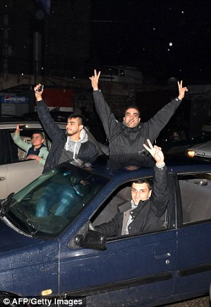 photo hang nghin nguoi dan aleppo do xuong duong an mung chien thang