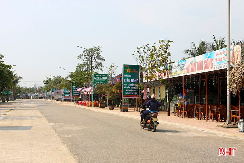 Không gian xanh sạch đẹp tại khu vực hệ thống nhà hàng hải sản thuộc KDL Xuân Thành (Nghi Xuân) nhờ ý thức làm du lịch của người dân địa phương. bqbht_br_a8.jpg