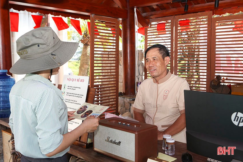 Được trang bị kiến thức, nông dân Hà Tĩnh tự tin phát triển du lịch, quảng bá văn hóa quê hương. bqbht_br_a9.jpg