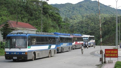 Các phương tiện chờ làm thủ tục thông quan qua cửa khẩu Cầu Treo