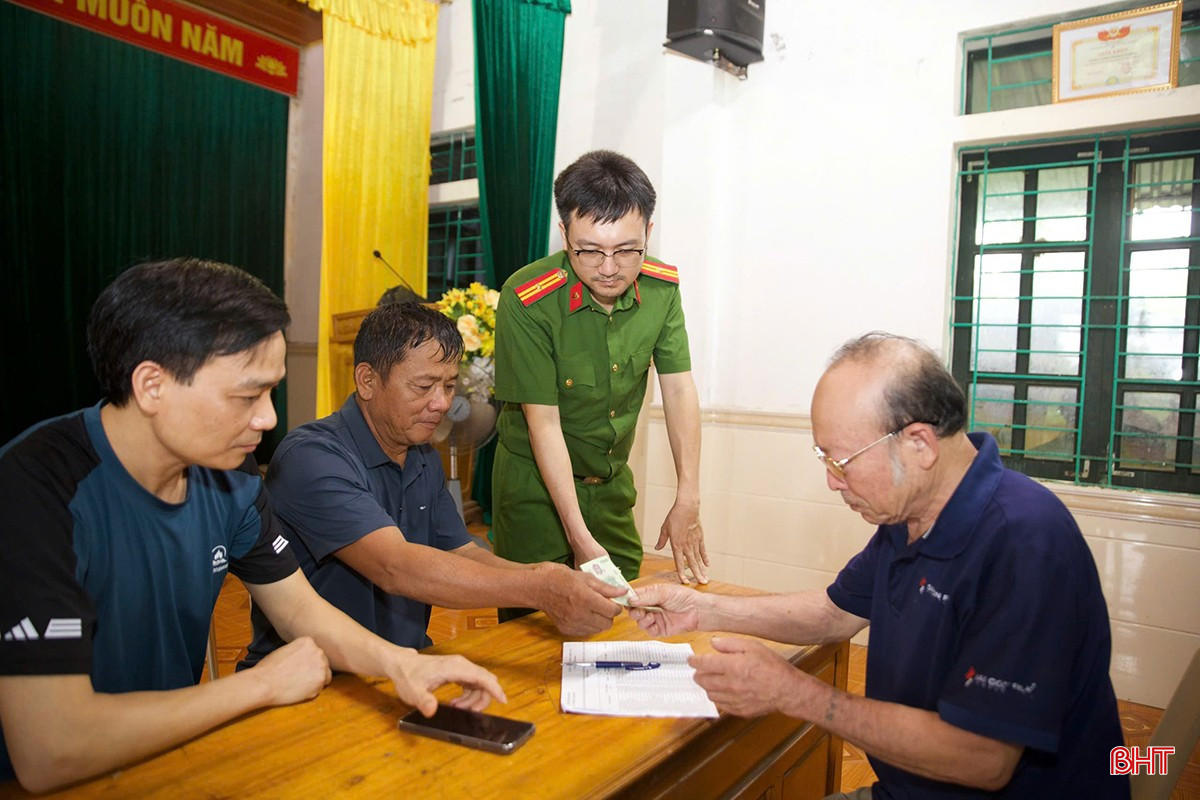 Lực lượng công an hỗ trợ chi trả tiền cho người dân nhân dịp Kỷ niệm 80 năm Cách mạng Tháng Tám thành công và Quốc khánh 2/9. bqbht_br_nghi-le-quoc-khanh-2-9-01a.jpg