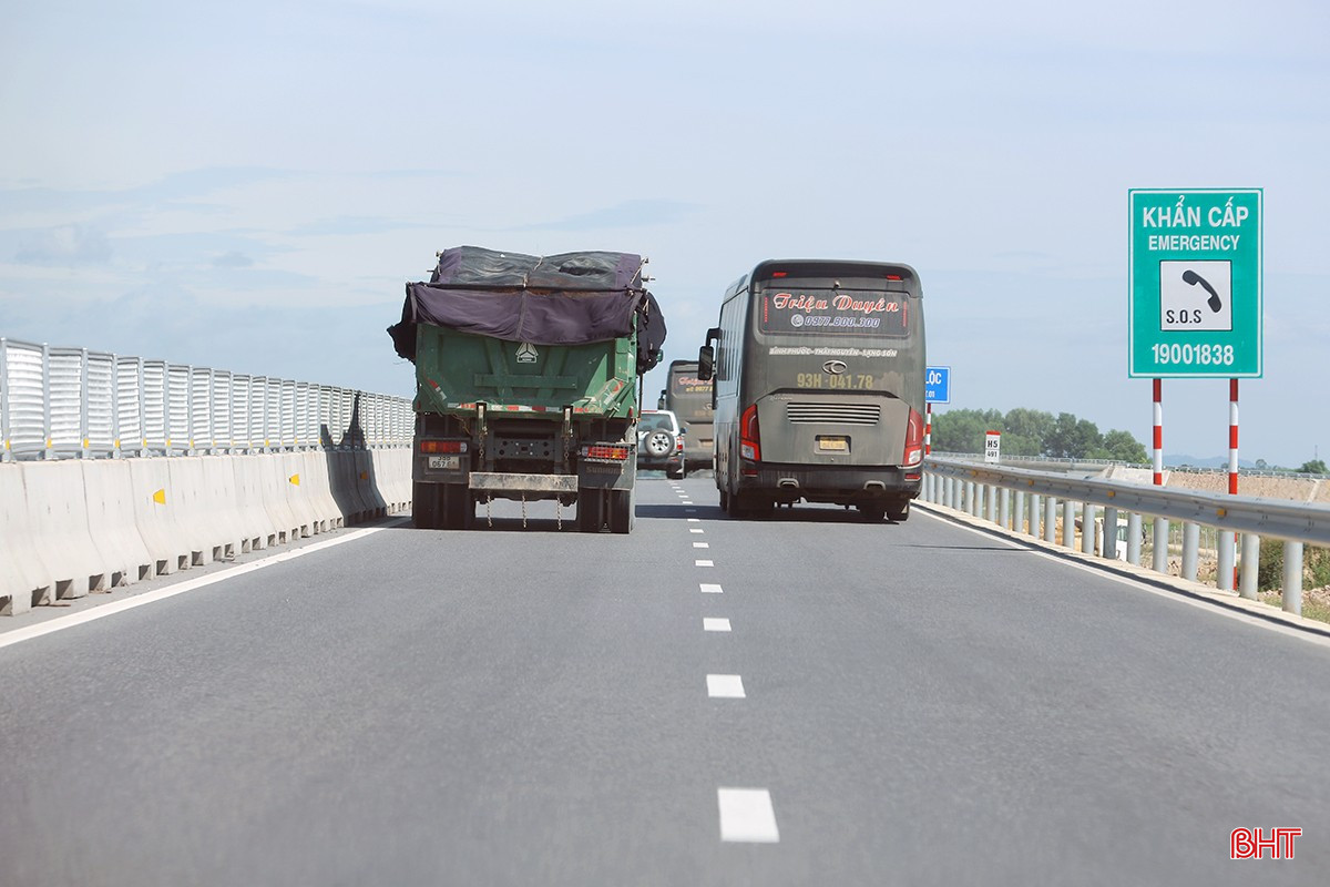 Tại giai đoạn phân kỳ đầu tư, phần lớn các tuyến cao tốc mới chỉ có 4 làn xe (2 làn mỗi chiều xe chạy) và chưa có làn dừng xe khẩn cấp. bqbht_br_xe-tap-lai-di-tren-cao-toc-7.jpg