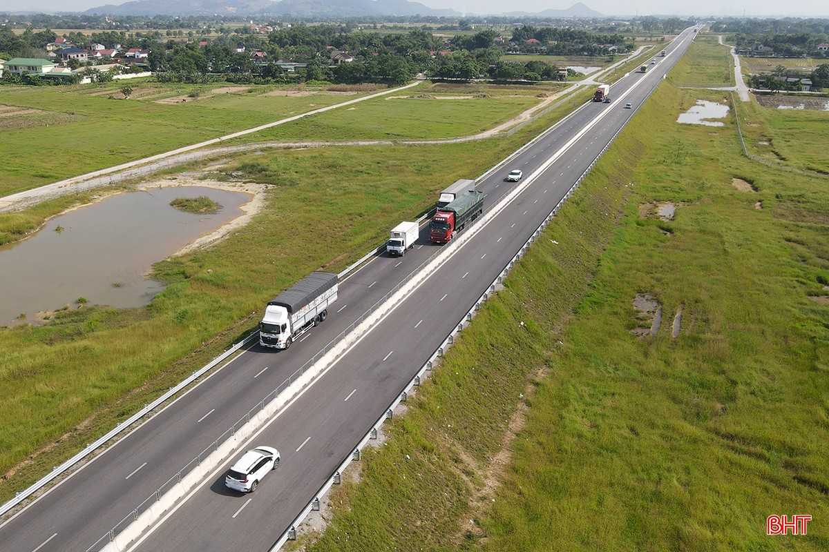 Tuyến cao tốc Bắc - Nam phía Đông đi qua địa bàn Hà Tĩnh dài hơn 107 km đã được đưa vào khai thác. bqbht_br_xe-tap-lai-di-tren-cao-toc-1.jpg