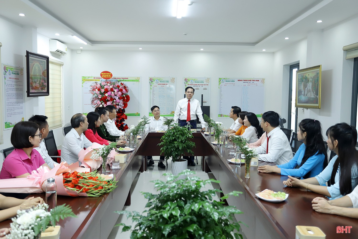 Chủ tịch UBND tỉnh Võ Trọng Hải trò chuyện với giáo viên Trường Mầm non Trung Kiên. Chủ tịch UBND tỉnh Võ Trọng Hải trò chuyện với giáo viên Trường Mầm non Trung Kiên.