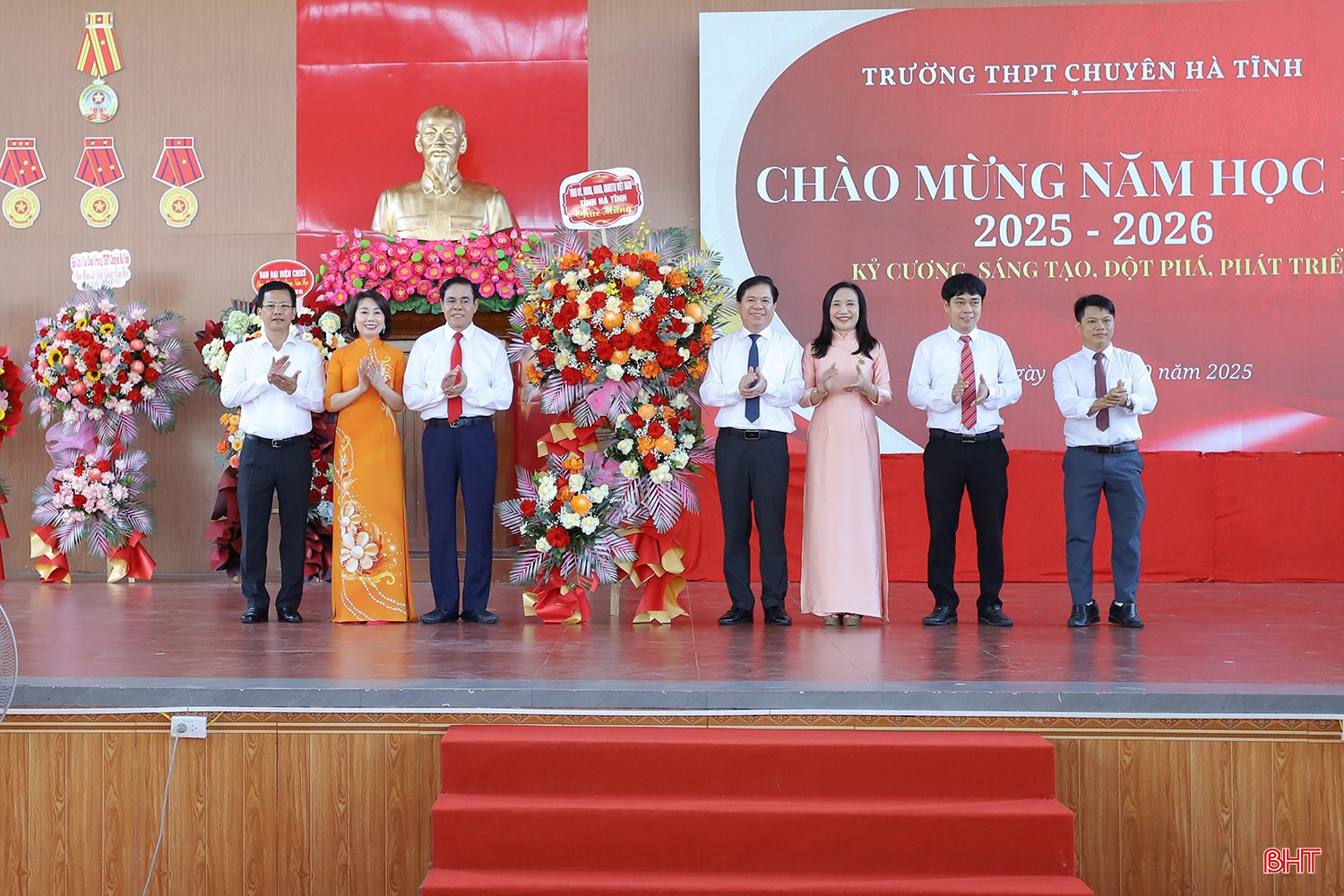 Chủ tịch UBND tỉnh Võ Trọng Hải và đoàn tặng hoa, chúc mừng Trường THPT Chuyên Hà Tĩnh. Chủ tịch UBND tỉnh Võ Trọng Hải và đoàn tặng hoa, chúc mừng Trường THPT Chuyên Hà Tĩnh.