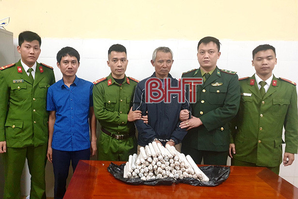 Bắt đối tượng giấu 16kg thuốc nổ trong cốp xe máy