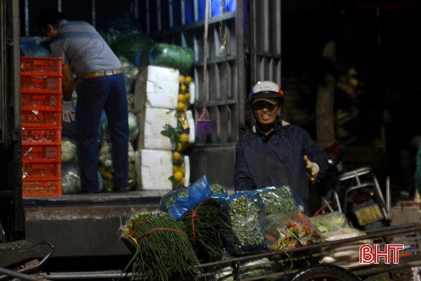 Nhiều người “quên” đeo khẩu trang tại chợ đầu mối lớn nhất TP Hà Tĩnh