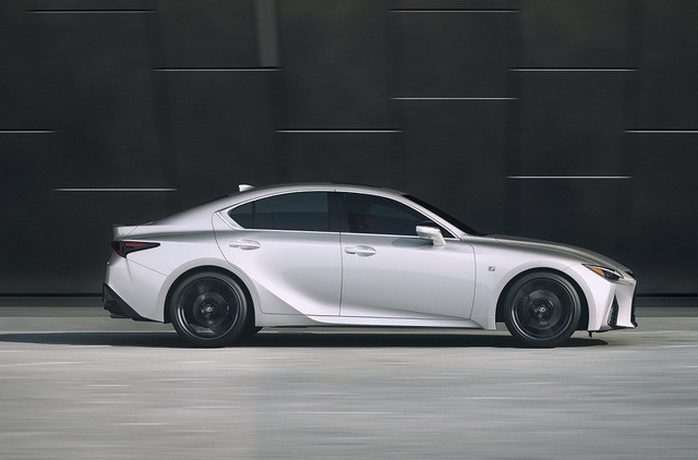 Lexus IS 2021 sắp về Việt Nam, đấu Mercedes-Benz C-Class và BMW 3-Series - 2 Lexus IS 2021 sắp về Việt Nam, đấu Mercedes-Benz C-Class và BMW 3-Series