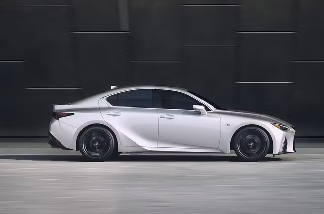 Lexus IS 2021 sắp về Việt Nam, đấu Mercedes-Benz C-Class và BMW 3-Series