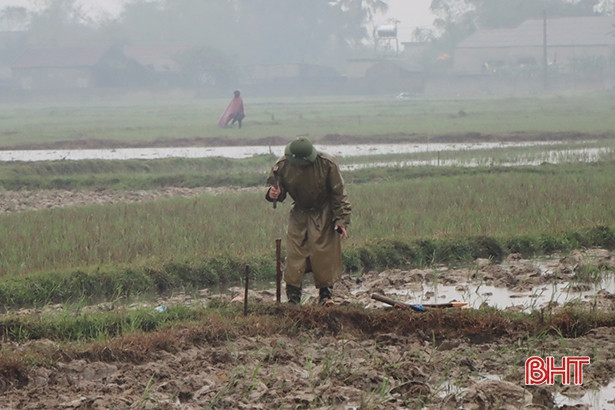“Đội mưa” phá bờ thửa nhỏ làm cánh đồng mẫu lớn ở phố biển Thiên Cầm