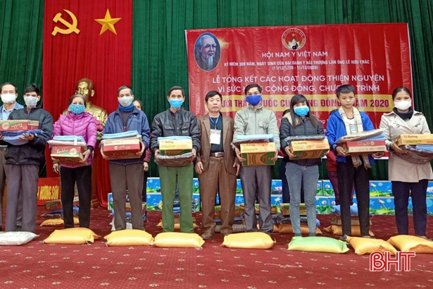 Hội Nam y Việt Nam tặng quà cho người khuyết tật, hộ nghèo Hương Sơn