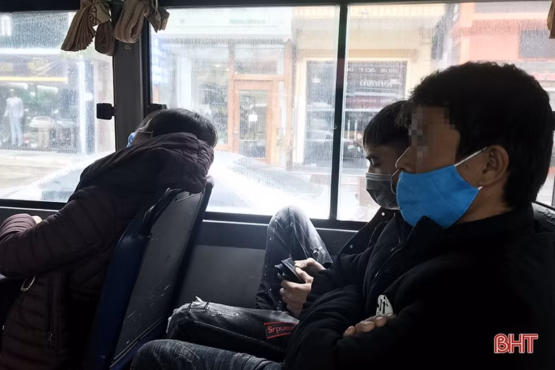 Vẫn còn một bộ phận người dân Hà Tĩnh không mang khẩu trang khi đi xe buýt