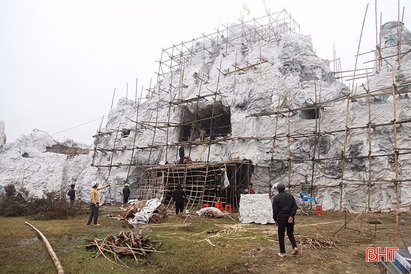 Xem bà con giáo dân làm hang đá Bê-lem “khổng lồ” ở Hà Tĩnh