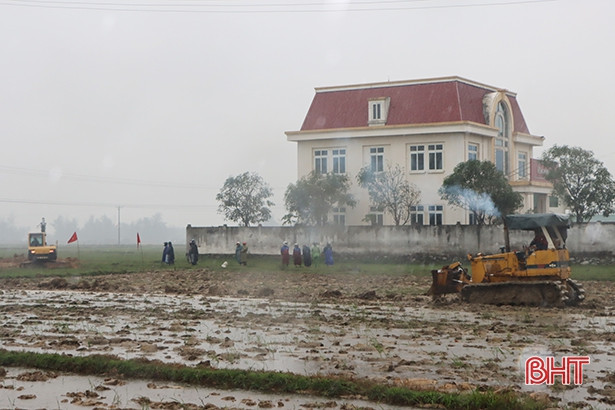 “Đội mưa” phá bờ thửa nhỏ làm cánh đồng mẫu lớn ở phố biển Thiên Cầm