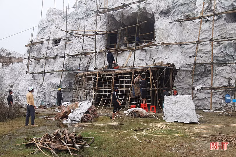 Xem bà con giáo dân làm hang đá Bê-lem “khổng lồ” ở Hà Tĩnh