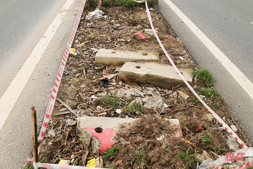 Dải phân cách dọc quốc lộ 1A qua TP Hà Tĩnh bị “đứt” 18 điểm